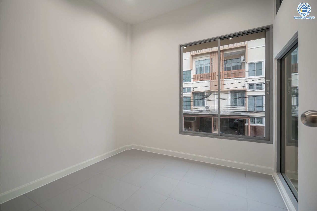 บ้านมือสองตกแต่งใหม่ ดีไซน์สวย โครงการ นนทรีพลัส บางกรวย เนื้อที่ 20 ตร.ว. ฟังก์ชัน 4 ห้องนอน 3 ห้องน้ำ จอดรถได้ 1 คัน รองรับทุกกิจกรรม บนทำเลเชื่อมต่อหลายเส้นทาง ใกล้จุดขึ้นทางด่วน "ประจิมรัถยา" และรถไฟฟ้าสายสีแดง "สถานีบางบำหรุ"